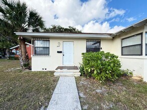 5607 N Flagler Dr in West Palm Beach, FL - Building Photo - Building Photo