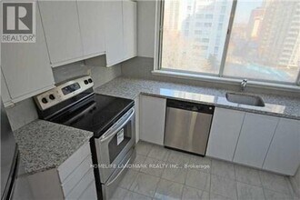 25-825 Maitland St in Toronto, ON - Building Photo - Building Photo