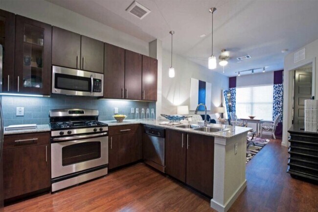 2525 McCue Rd in Houston, TX - Building Photo - Building Photo
