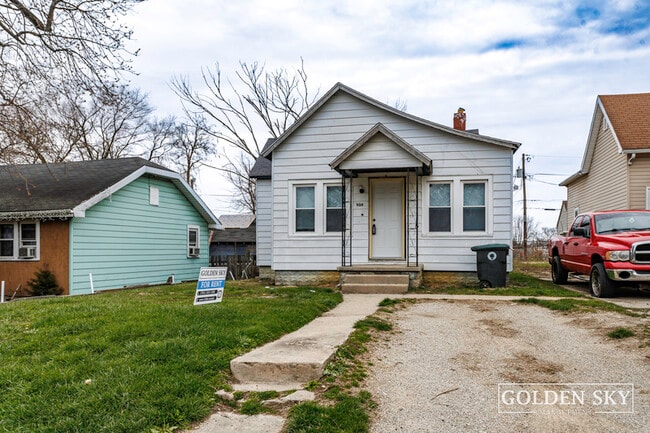 property at 904 W 7th St