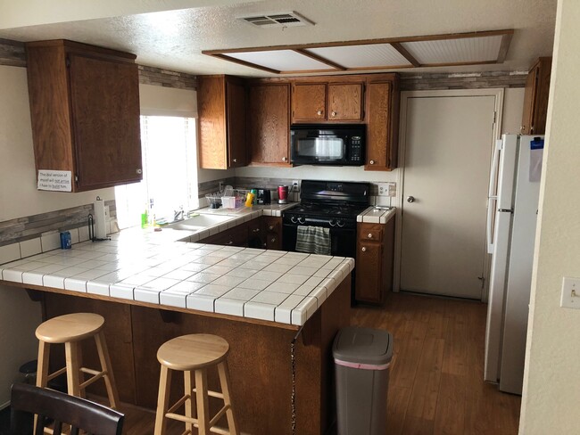609 E Ave J 10 in Lancaster, CA - Building Photo - Building Photo