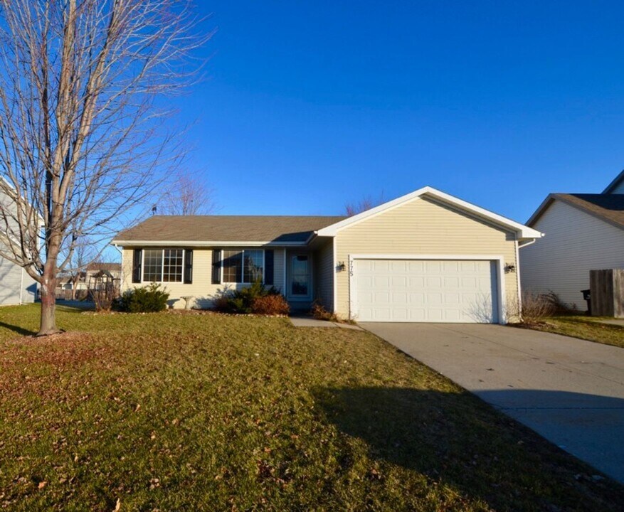 775 SE Olson Dr in Waukee, IA - Building Photo