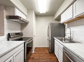 6001 Reims Rd in Houston, TX - Building Photo - Building Photo