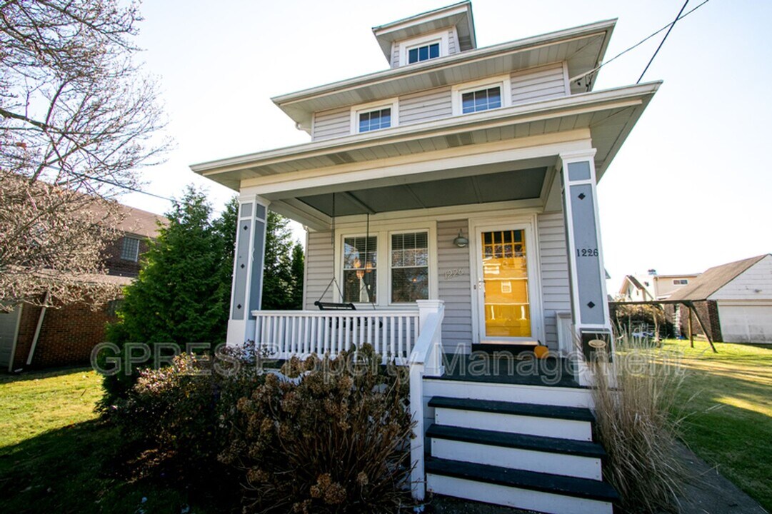 1226 Love St in Pittsburgh, PA - Foto de edificio