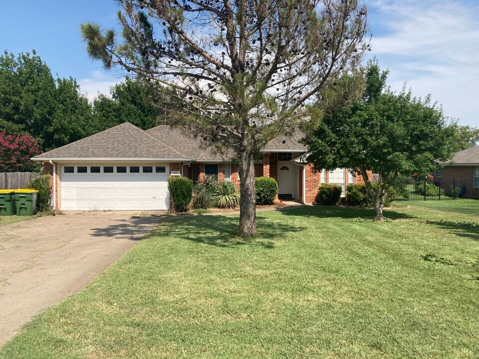 538 Highpoint Dr in Godley, TX - Building Photo