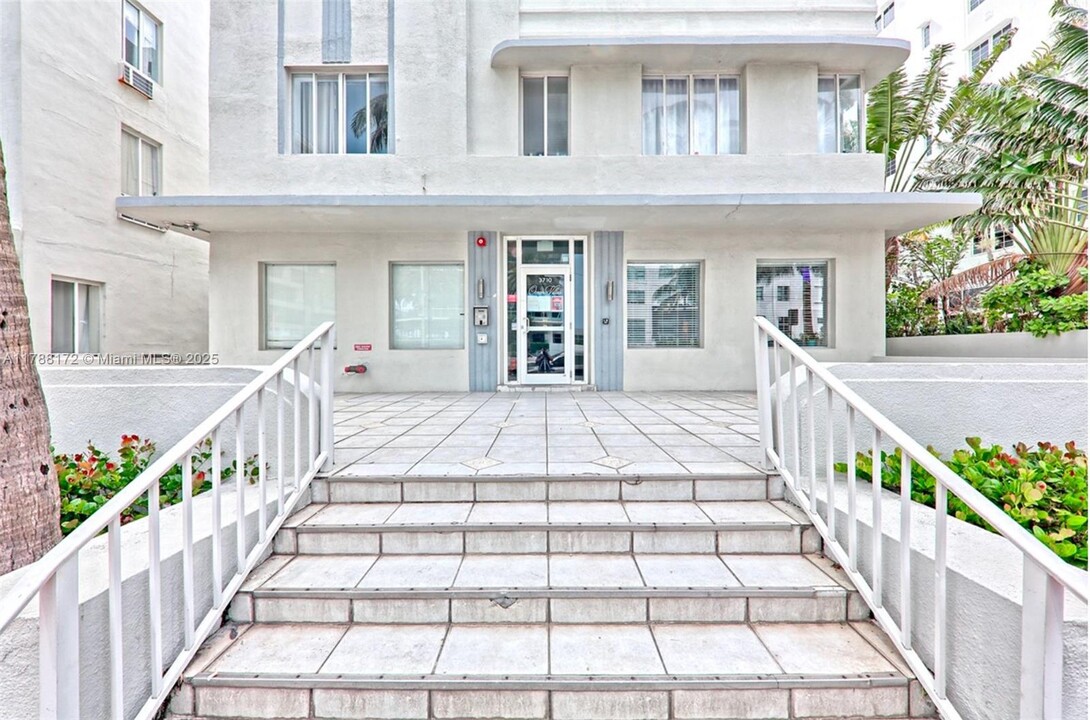 3710 Collins Ave in Miami, FL - Building Photo