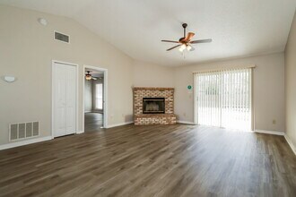 8022 Loch Lomond Ln in Jacksonville, FL - Foto de edificio - Building Photo