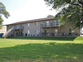 Cedar Pointe Apartments in Carlyle, IL - Building Photo - Building Photo