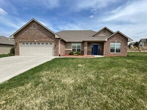 2732 Tobacco Rd in Manhattan, KS - Building Photo - Building Photo