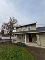917 S River St in Newberg, OR - Building Photo
