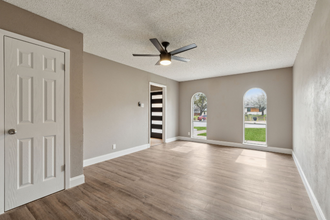 1428 Hurstview Dr in Hurst, TX - Foto de edificio - Building Photo