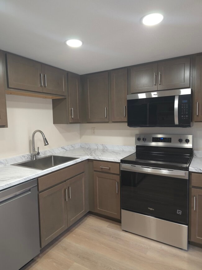 8269 W Virginia Ave, Unit 8269 in Lakewood, CO - Foto de edificio - Building Photo