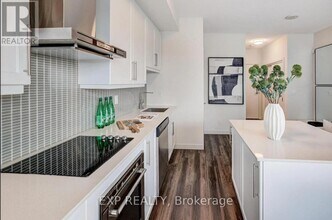 2087 Fairview St in Burlington, ON - Building Photo - Building Photo