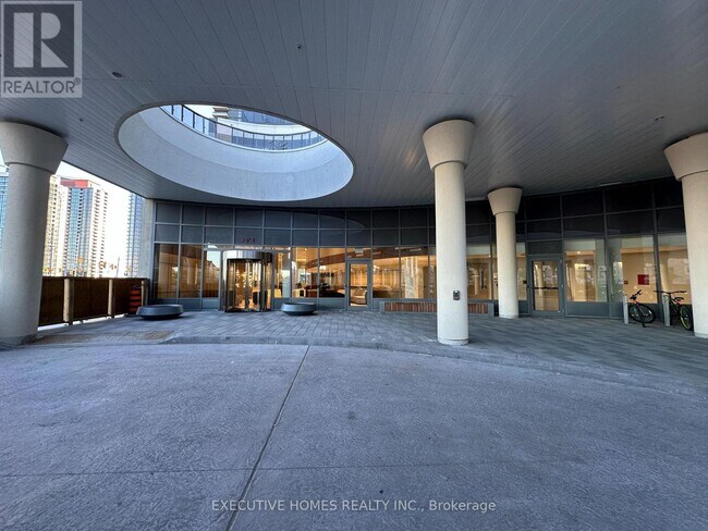 5105 Hurontario St in Mississauga, ON - Building Photo - Building Photo