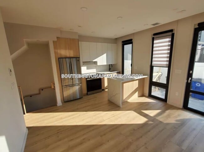 159 W 9th St, Unit 2 in Boston, MA - Foto de edificio - Building Photo