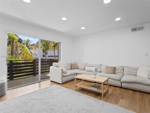 7487 SW 82nd St in Miami, FL - Building Photo - Building Photo