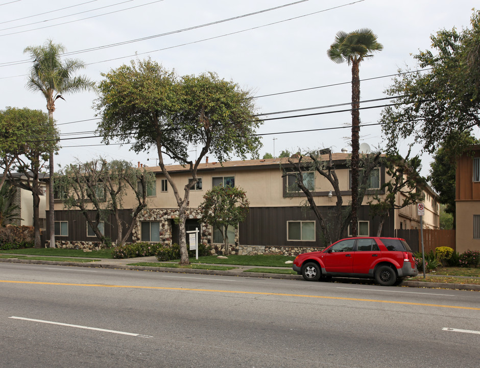 17417 Vanowen St in Van Nuys, CA - Building Photo