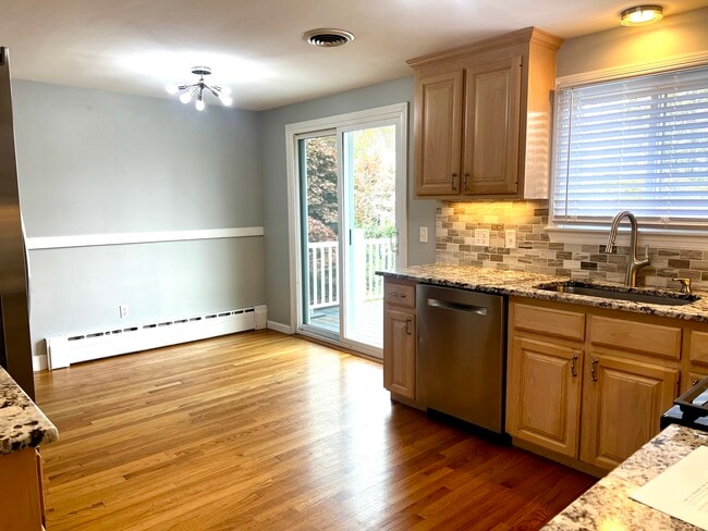 7 Madden Ave in Milford, MA - Foto de edificio - Building Photo