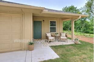 1823 Rutgers Ave in Guthrie, OK - Building Photo