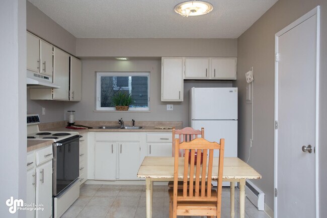 1526 Medfra St in Anchorage, AK - Building Photo - Building Photo