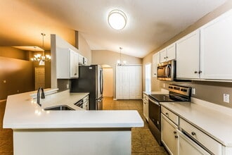 6922 Crown Lake Dr in Gibsonton, FL - Building Photo - Building Photo