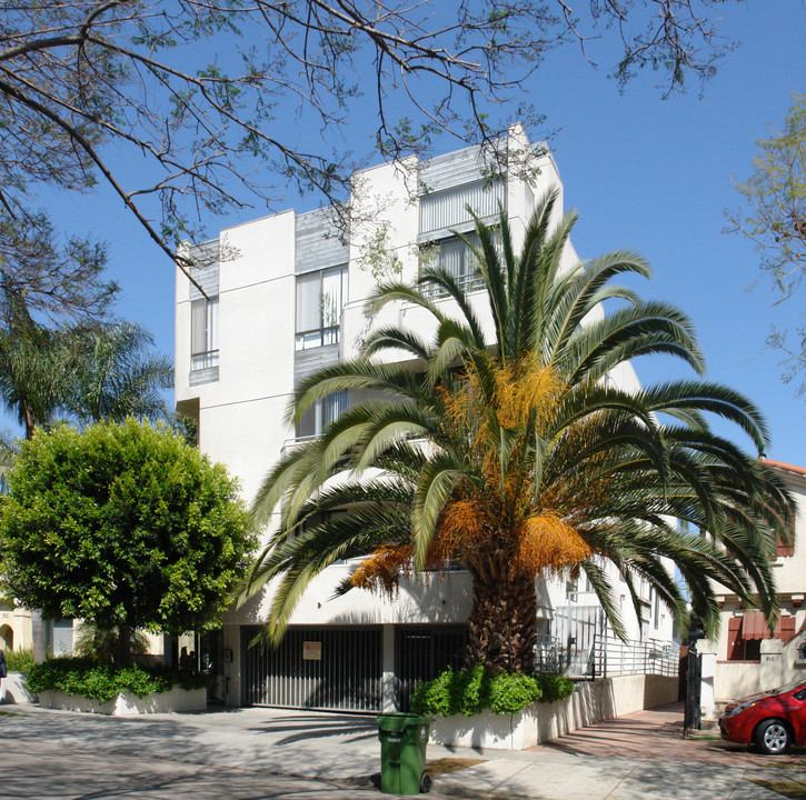 906 S Wooster St in Los Angeles, CA - Building Photo