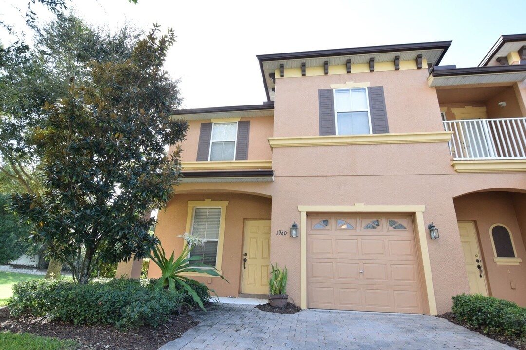 1960 Retreat View Cir in Sanford, FL - Building Photo