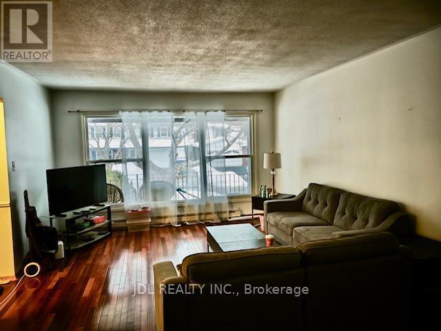 28 Harringay Crescent in Toronto, ON - Building Photo - Building Photo