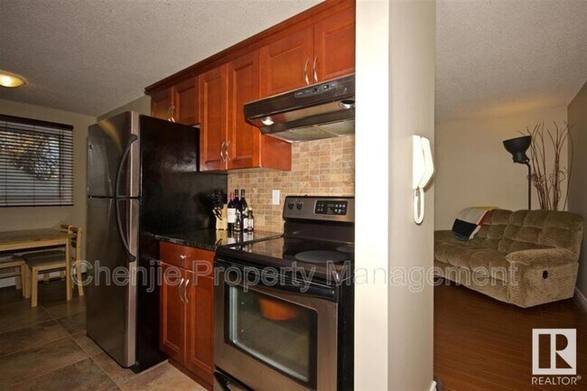 10635-10680 80 Ave NW in Edmonton, AB - Building Photo - Building Photo
