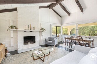 5219 Bennett Valley Ln in Glen Ellen, CA - Foto de edificio - Building Photo