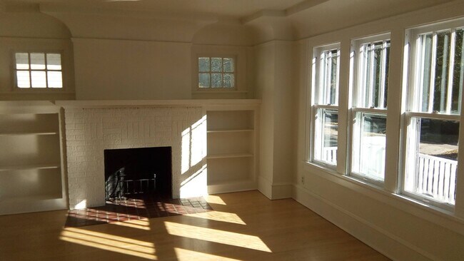 1900 E Jarvis St in Shorewood, WI - Building Photo - Building Photo