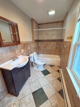 1336-1340 Cranston Street, Unit 1340 - 1st Floor Rear in Cranston, RI - Foto de edificio - Building Photo