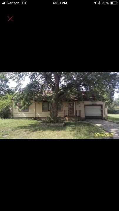 1421 Willow Rd in Newton, KS - Building Photo