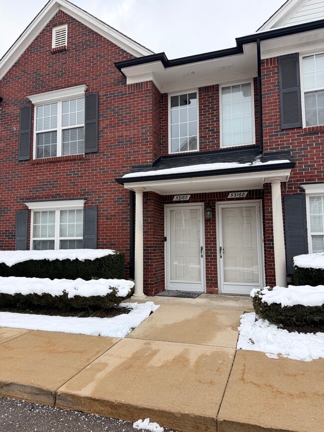 53180 Manchester Ave in Utica, MI - Foto de edificio - Building Photo