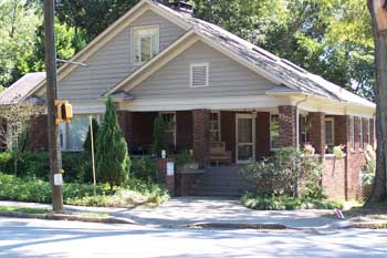 1325 N Highland Ave in Atlanta, GA - Foto de edificio