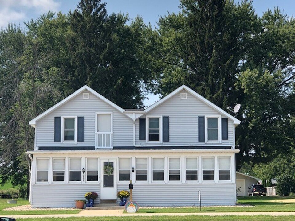 3745 Ice Age National Scenic Trail in Cross Plains, WI - Building Photo