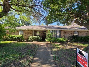 2106 Overbrook Dr in Arlington, TX - Building Photo - Building Photo