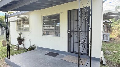 212 NW 8th Ave in Delray Beach, FL - Foto de edificio - Building Photo