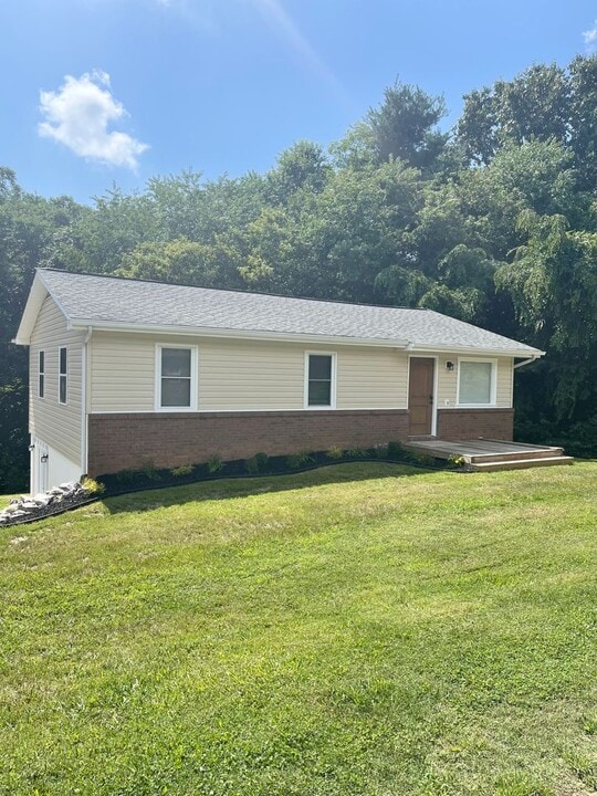 27 Hendrix Dr in Candler, NC - Building Photo