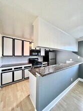 7045 Woodley Ave, Unit 212 in Los Angeles, CA - Foto de edificio - Building Photo