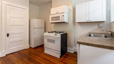 532 Riddle Rd, Unit Apt. 1 in Cincinnati, OH - Building Photo - Building Photo