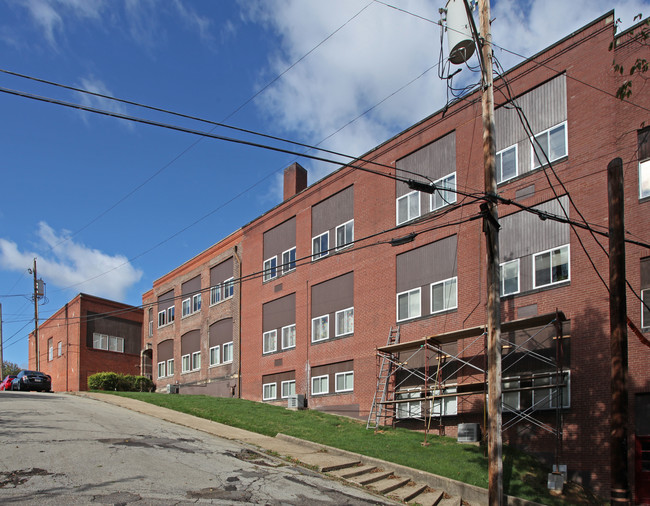 210 5th Ave in Elizabeth, PA - Foto de edificio - Building Photo