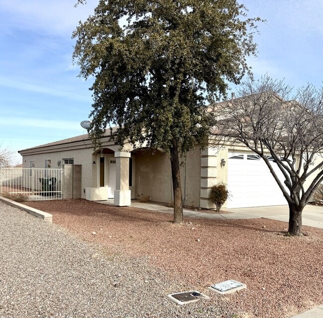 933 Beverly Ave in Kingman, AZ - Building Photo - Building Photo
