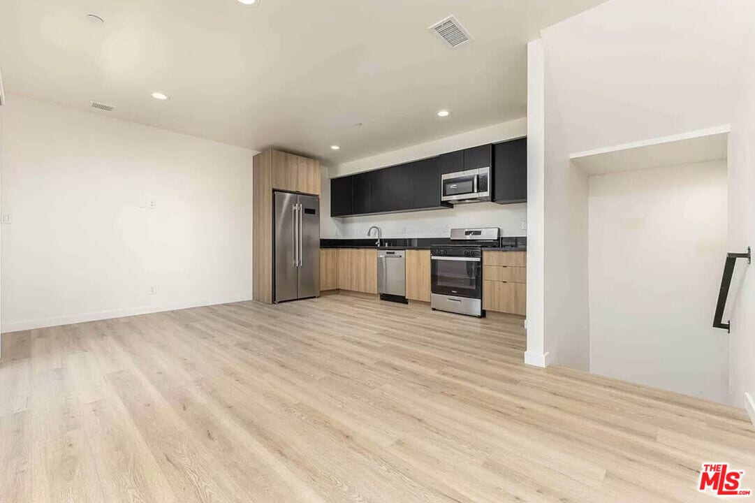 2103 Burnside Ave in Los Angeles, CA - Building Photo