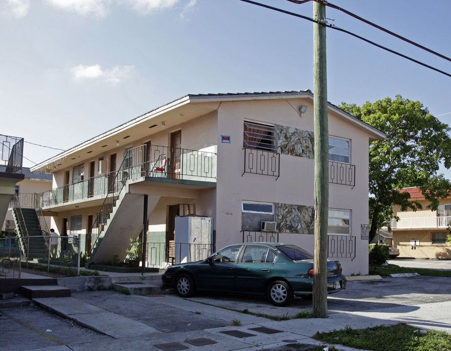 1070 SW 5th St in Miami, FL - Foto de edificio