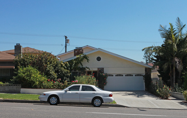 718 E Olive Ave in Burbank, CA - Building Photo - Building Photo