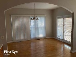 700 Meadow Cliff Dr in St. Charles, MO - Foto de edificio - Building Photo