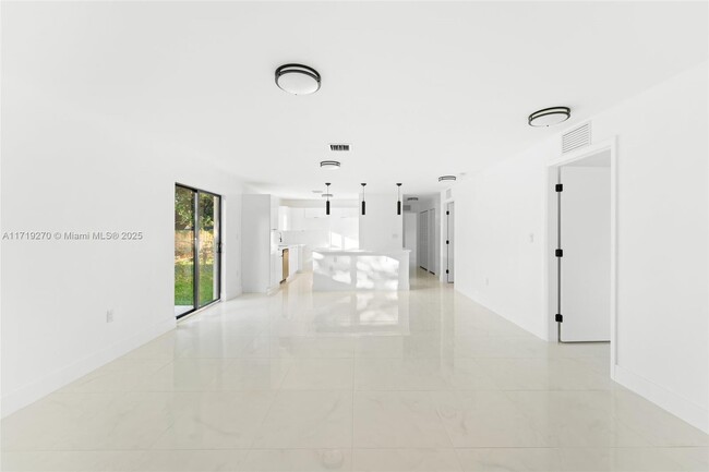 1511 NE 151st Terrace in North Miami Beach, FL - Foto de edificio - Building Photo