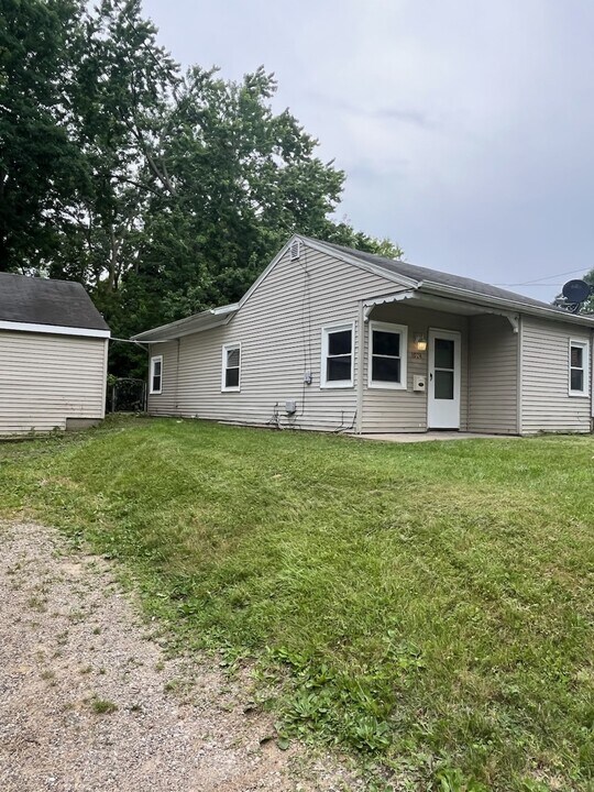 1024 Leslie St in Lansing, MI - Building Photo