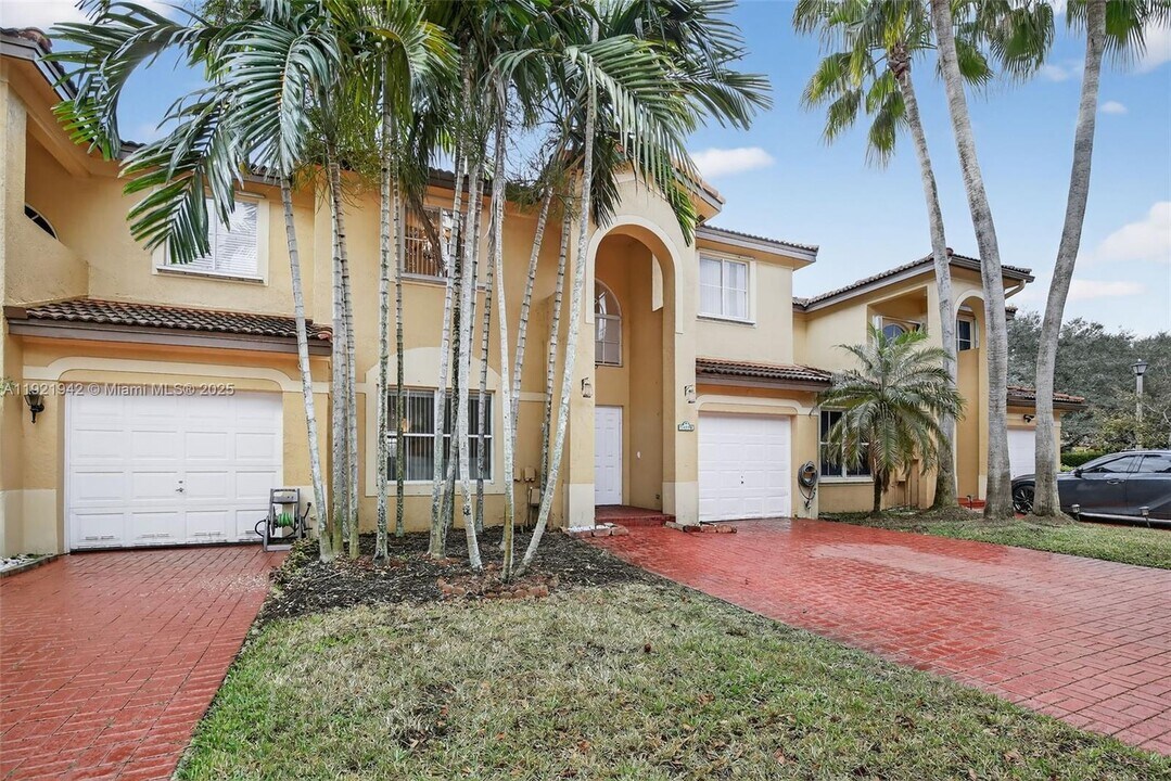 14076 S Forest Oak Cir in Davie, FL - Building Photo